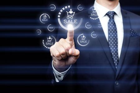 商务, 技术, 互联网和网络概念-商人销售团队在虚拟屏幕上的按钮照片