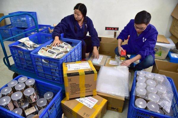 义乌市佛堂镇义红红糖厂网络销售区正将产品打包,发往上海,北京等地.